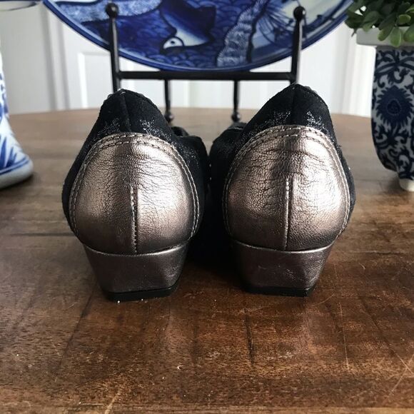 New Donald Pliner silver stud metallic wedge flats size 6 1/2 m - Picture 5 of 5